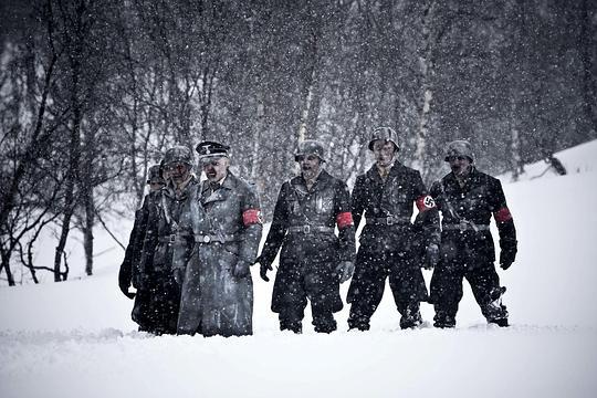 红色的雪剧照